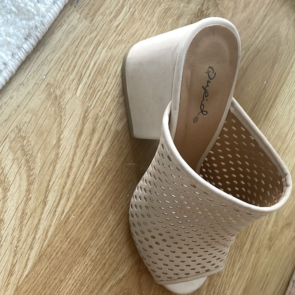Qupid  size 6.5 cream heel wedges